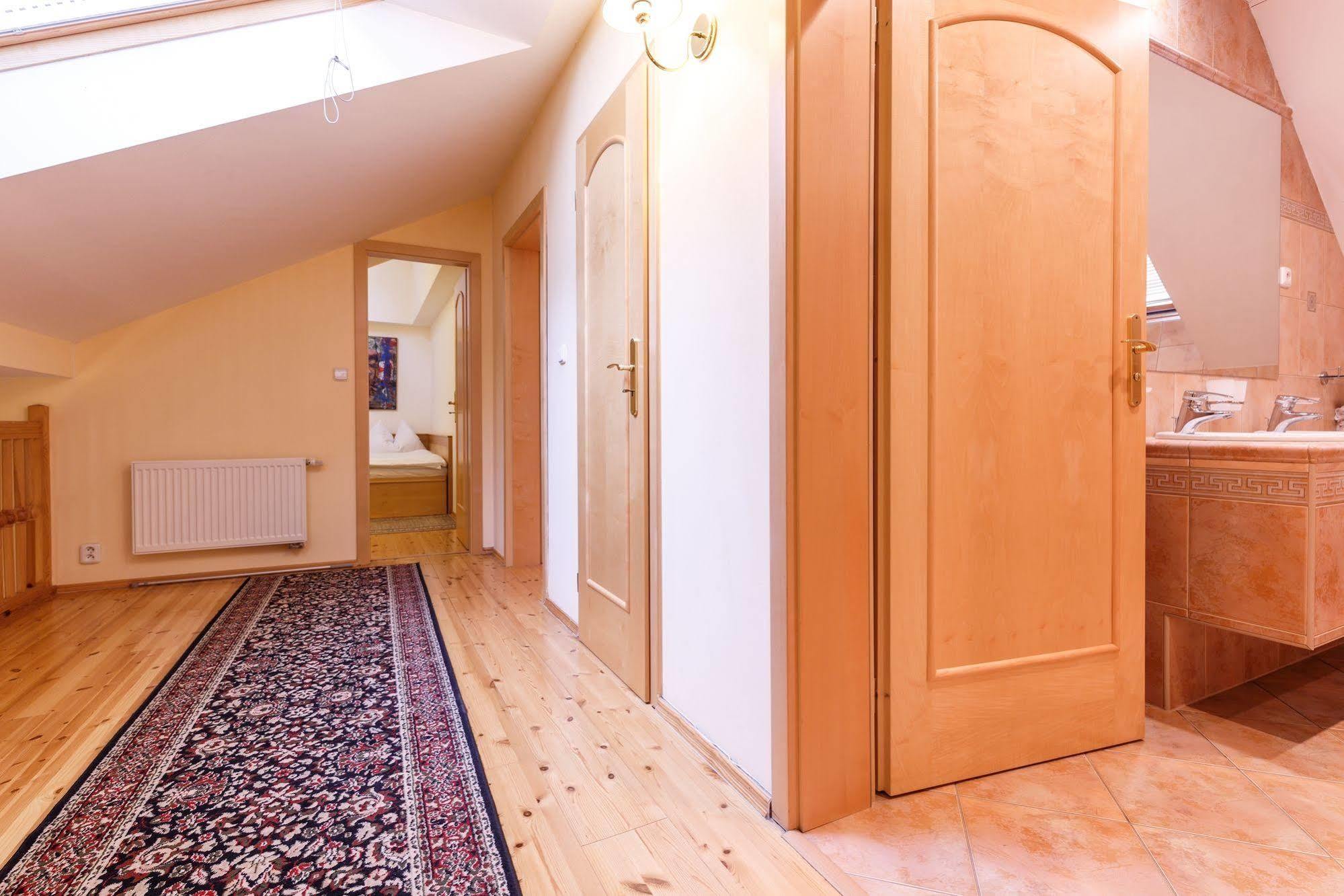 Hotel Maltezsky Kriz Karlovy Vary Bagian luar foto