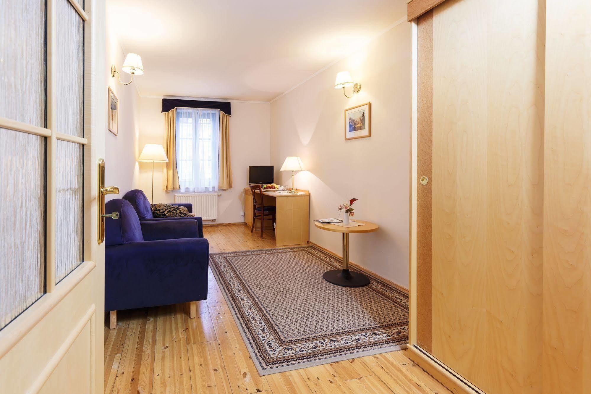 Hotel Maltezsky Kriz Karlovy Vary Bagian luar foto