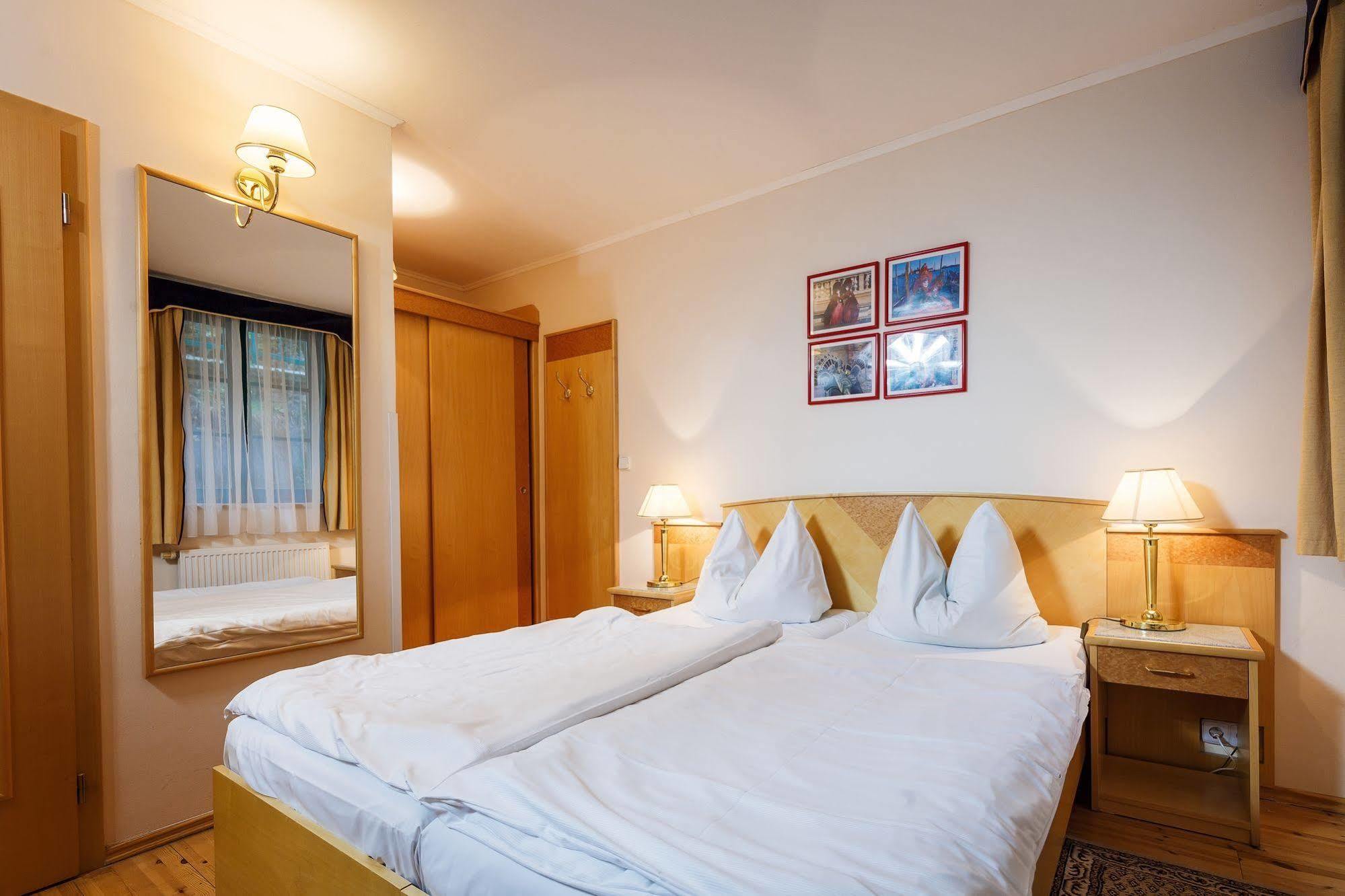 Hotel Maltezsky Kriz Karlovy Vary Bagian luar foto